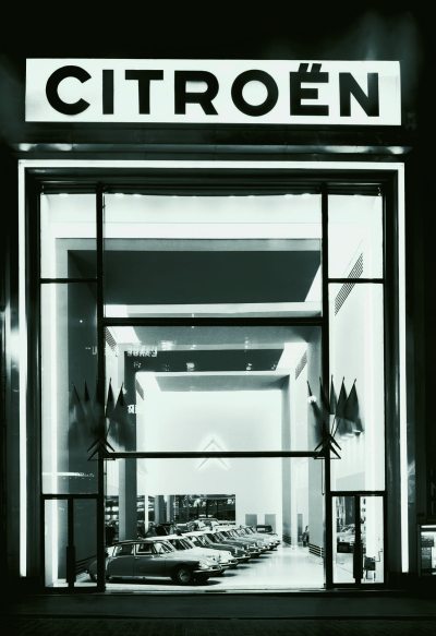 Magasin Citroën des Champs-Elysées 1959 DS on display